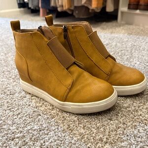 Women's Tan Ankle Booties, Size 6